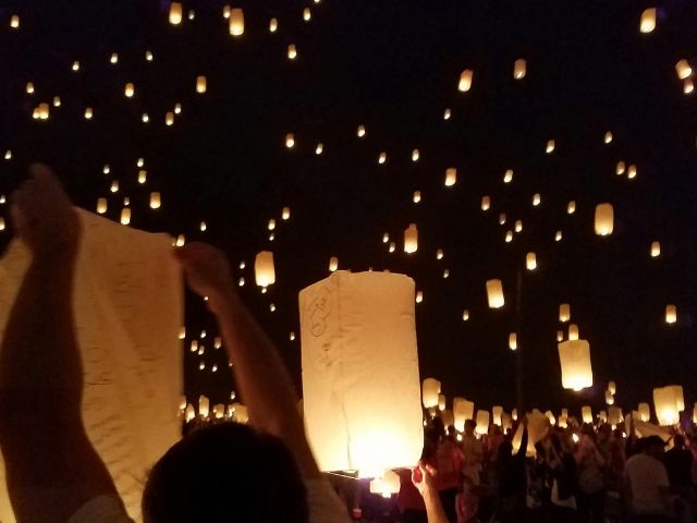 Taevalaternad öösse tõusmas rahvamassi seast