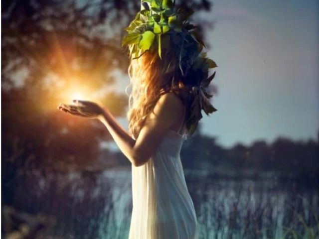 Naine vees hoidmas valgust, looduslik ja müstiline meeleolu)