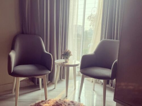 Rahulik ruum hingevestluseks kahe tugitooli ja loomuliku valgusega