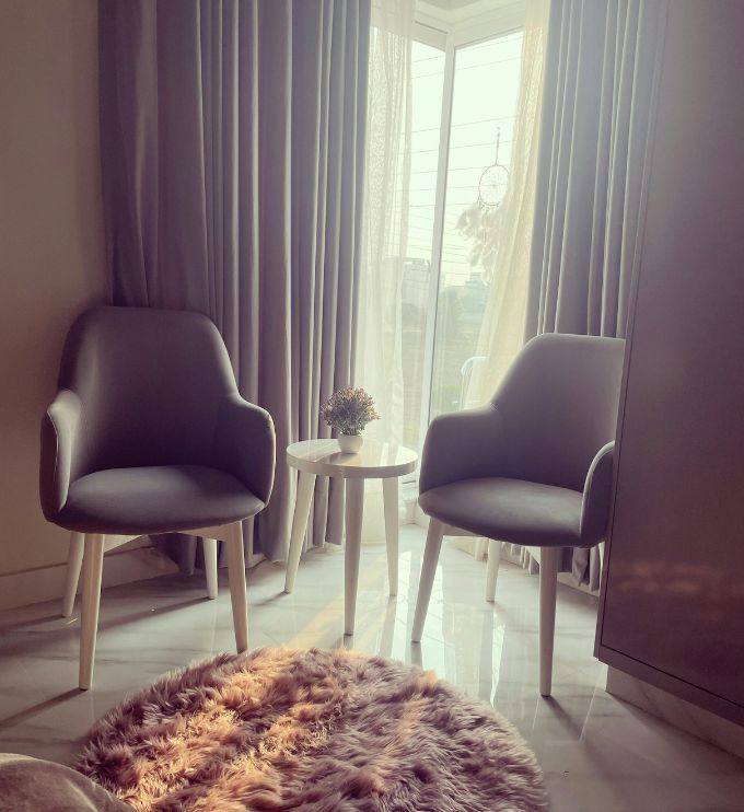 Rahulik ruum hingevestluseks kahe tugitooli ja loomuliku valgusega